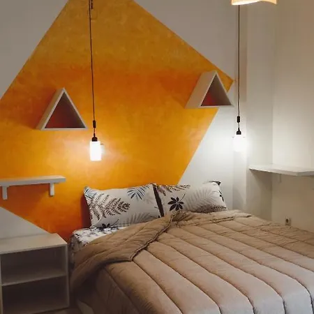 Sunny Street Apartment *